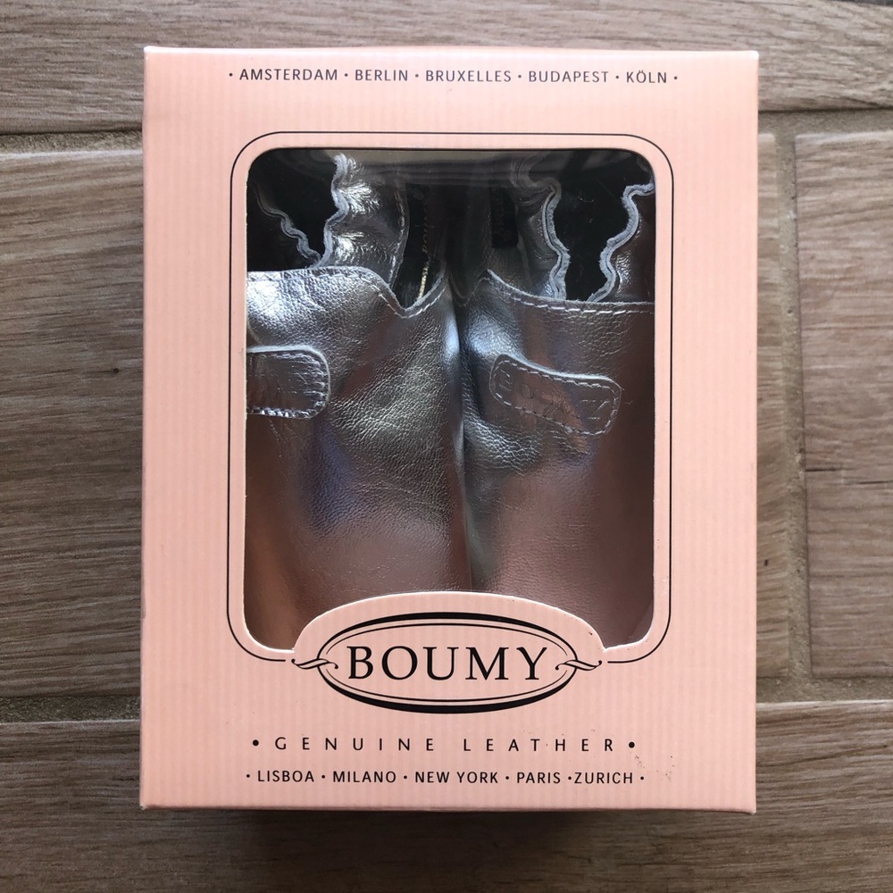 NIB Boumy Silver Moccasins Size XL